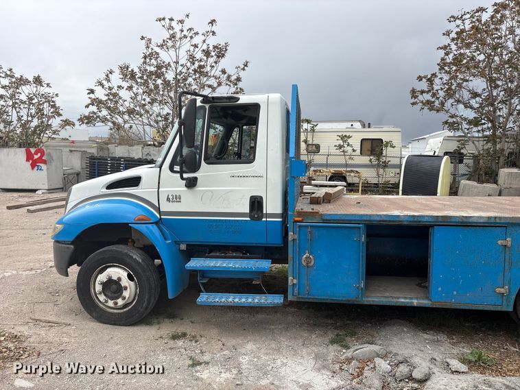 image for item EU8643 2004 International 4300 flatbed truck