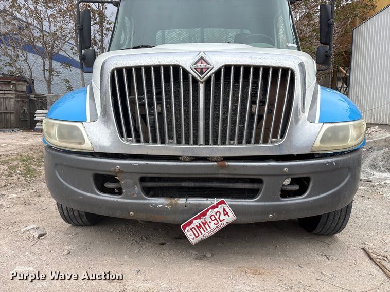 image for item EU8643 2004 International 4300 flatbed truck