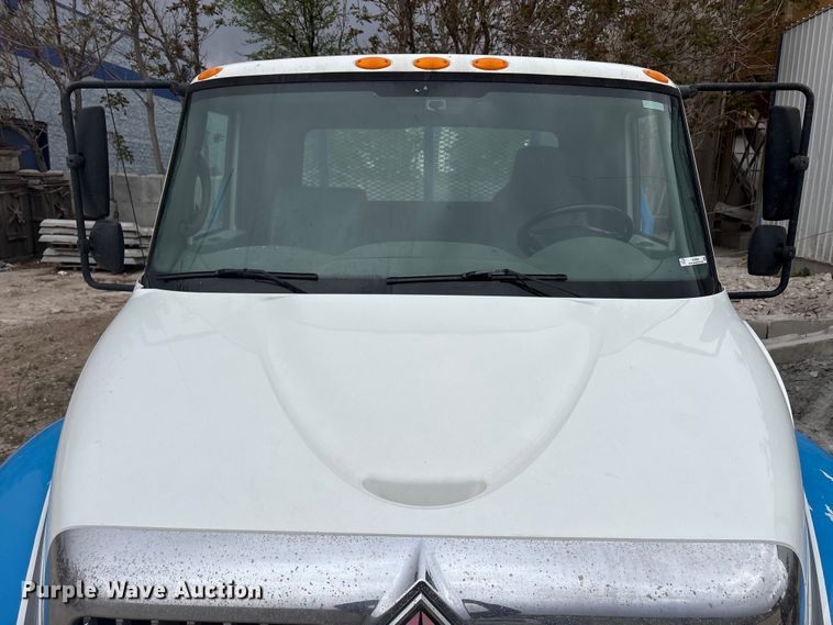 image for item EU8643 2004 International 4300 flatbed truck