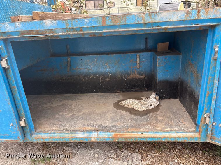 image for item EU8643 2004 International 4300 flatbed truck