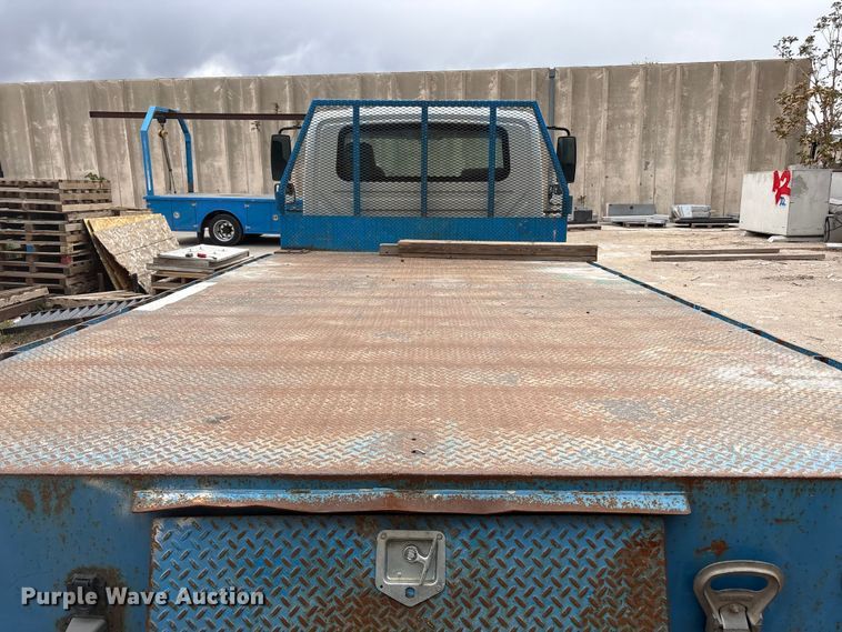 image for item EU8643 2004 International 4300 flatbed truck