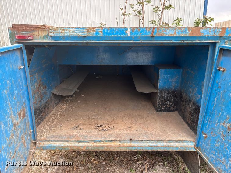 image for item EU8643 2004 International 4300 flatbed truck