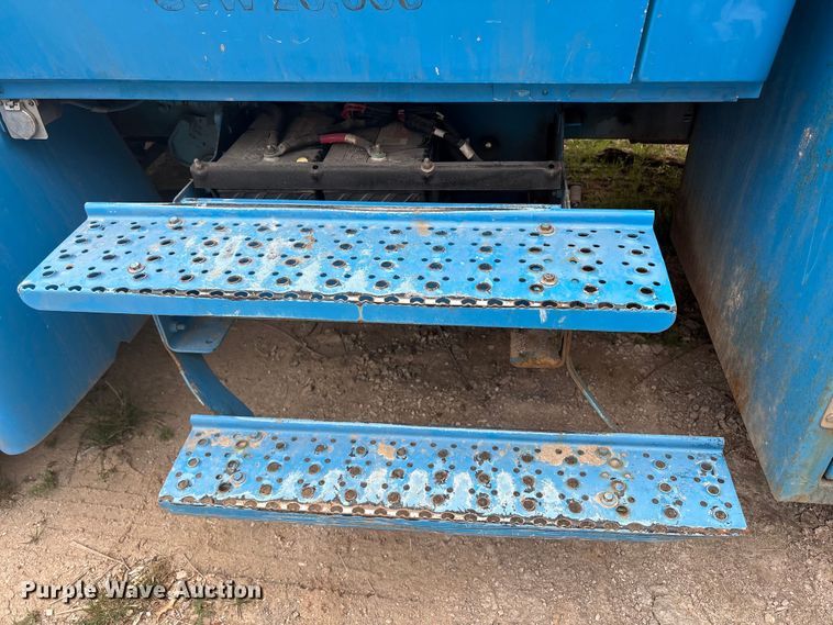image for item EU8643 2004 International 4300 flatbed truck