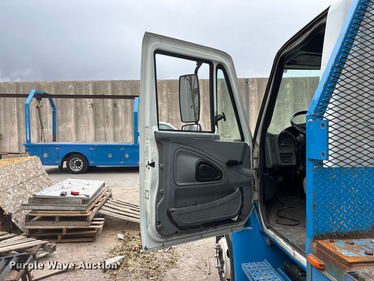 image for item EU8643 2004 International 4300 flatbed truck