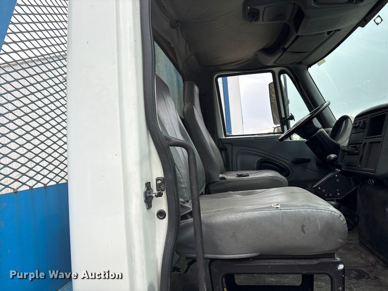 image for item EU8643 2004 International 4300 flatbed truck