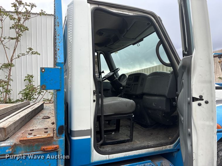 image for item EU8643 2004 International 4300 flatbed truck