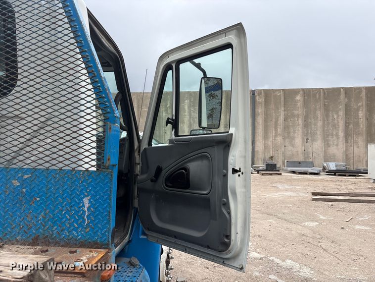 image for item EU8643 2004 International 4300 flatbed truck