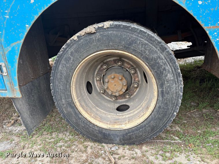 image for item EU8643 2004 International 4300 flatbed truck