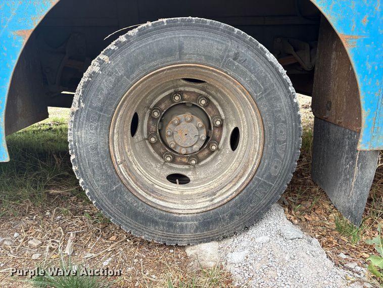 image for item EU8643 2004 International 4300 flatbed truck
