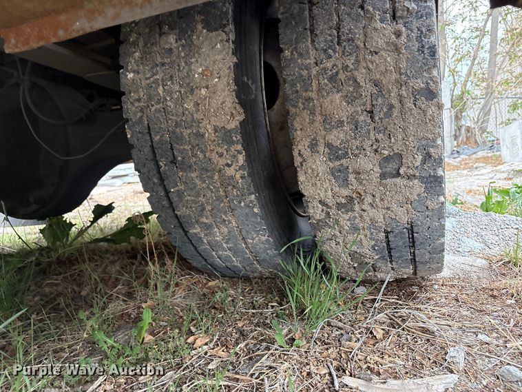 image for item EU8643 2004 International 4300 flatbed truck