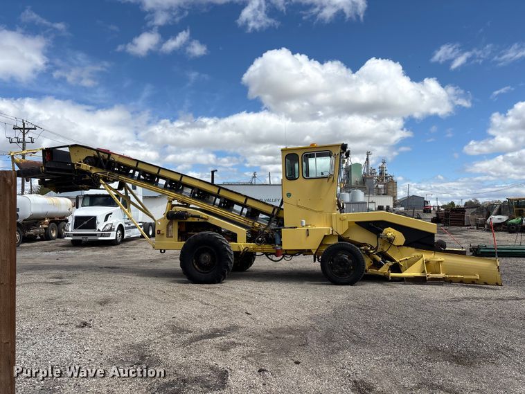 image for item EU8653 1988 Athey 712-D windrow elevator