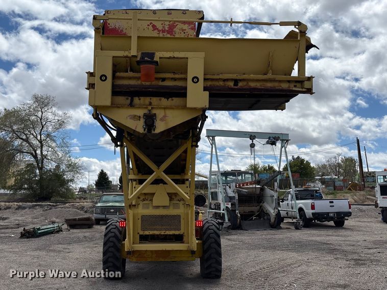 image for item EU8653 1988 Athey 712-D windrow elevator