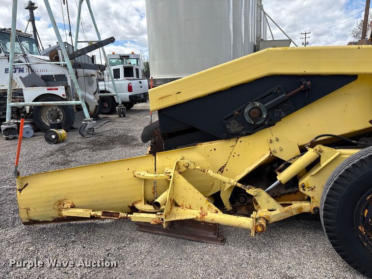 image for item EU8653 1988 Athey 712-D windrow elevator