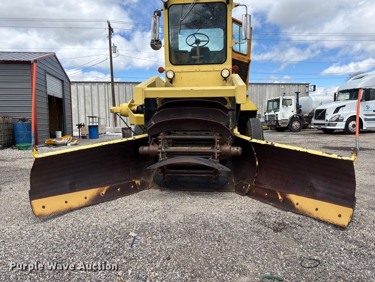 image for item EU8653 1988 Athey 712-D windrow elevator