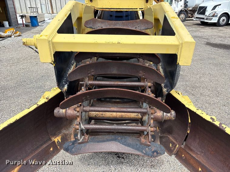 image for item EU8653 1988 Athey 712-D windrow elevator
