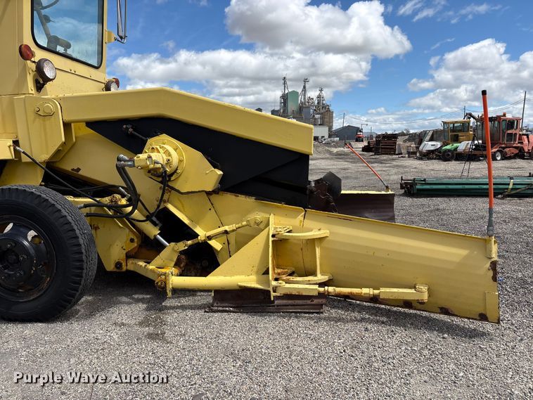 image for item EU8653 1988 Athey 712-D windrow elevator