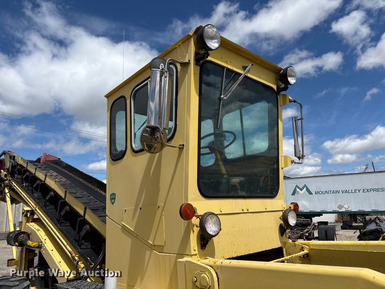 image for item EU8653 1988 Athey 712-D windrow elevator