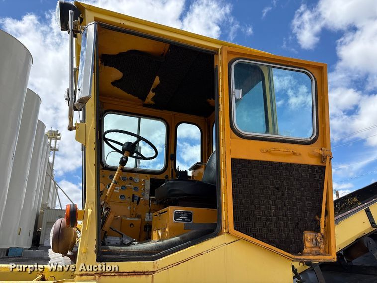 image for item EU8653 1988 Athey 712-D windrow elevator