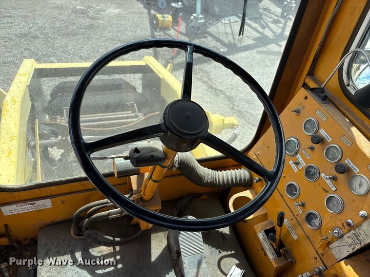 image for item EU8653 1988 Athey 712-D windrow elevator