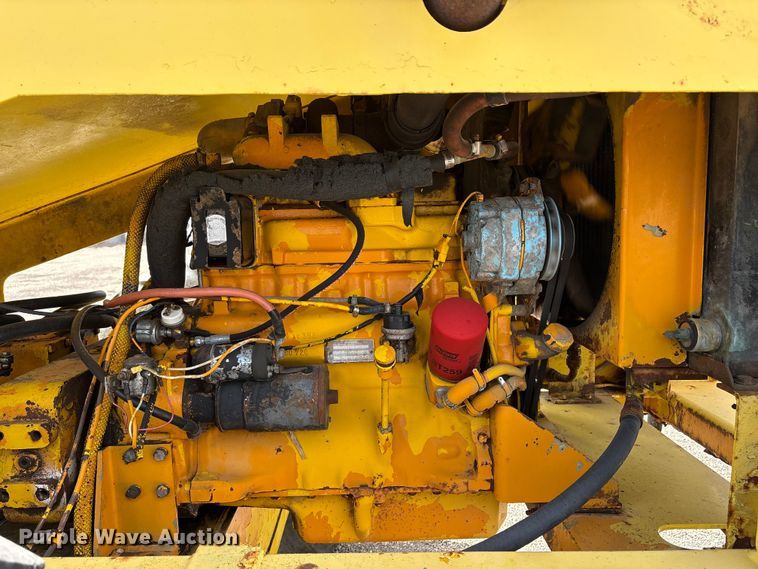 image for item EU8653 1988 Athey 712-D windrow elevator