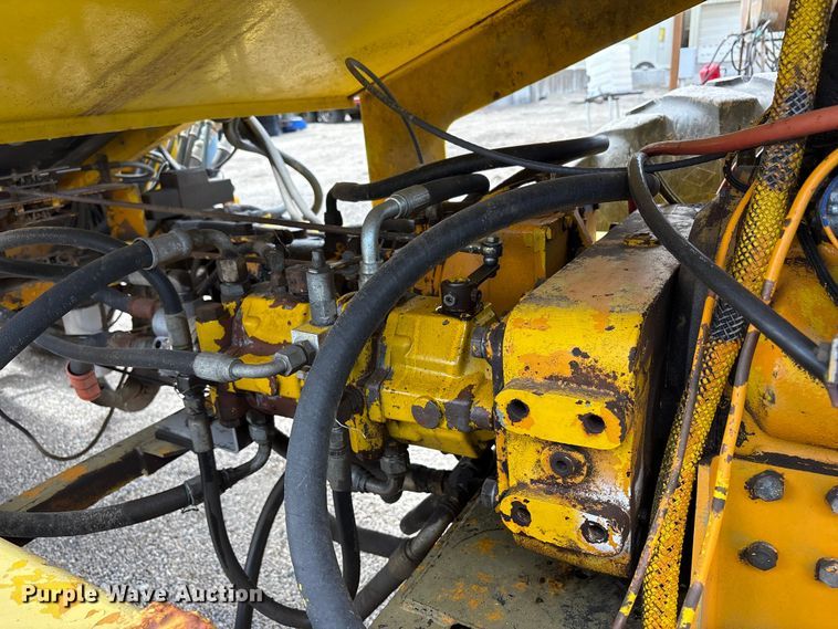 image for item EU8653 1988 Athey 712-D windrow elevator