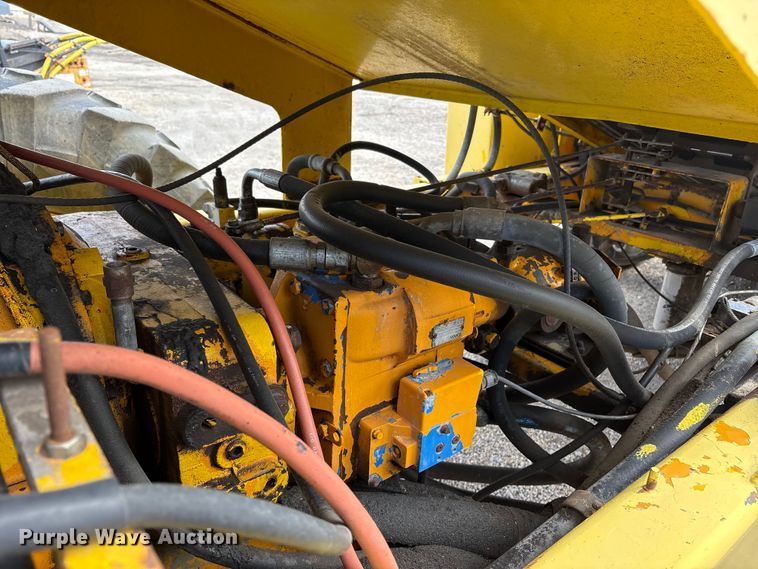 image for item EU8653 1988 Athey 712-D windrow elevator