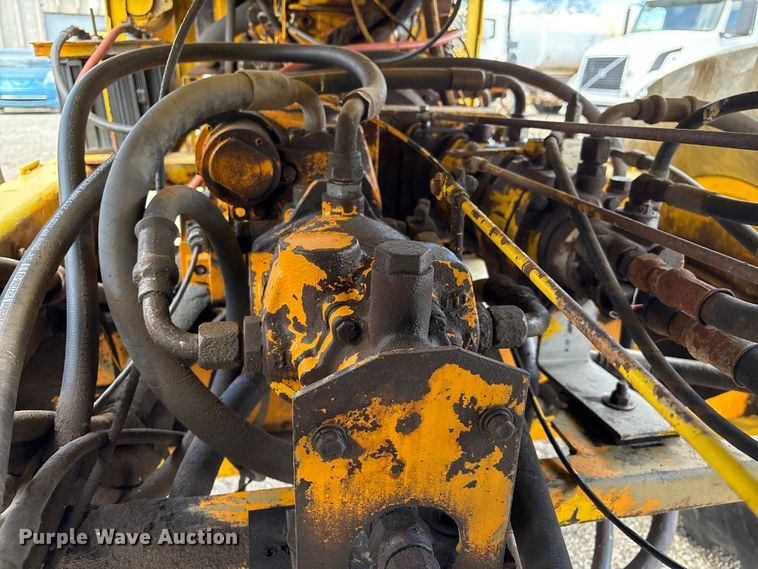 image for item EU8653 1988 Athey 712-D windrow elevator