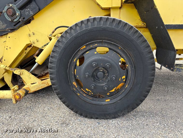 image for item EU8653 1988 Athey 712-D windrow elevator