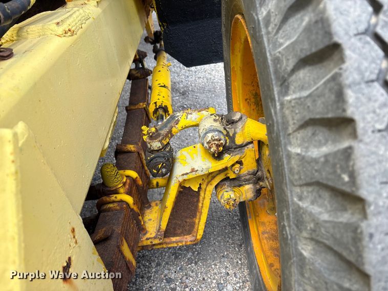 image for item EU8653 1988 Athey 712-D windrow elevator