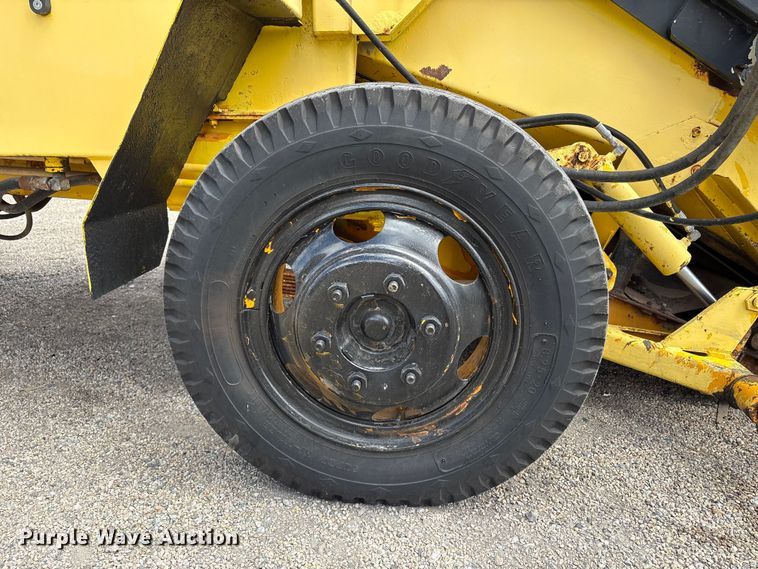 image for item EU8653 1988 Athey 712-D windrow elevator