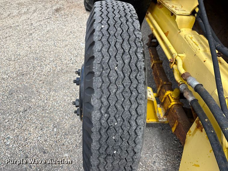 image for item EU8653 1988 Athey 712-D windrow elevator