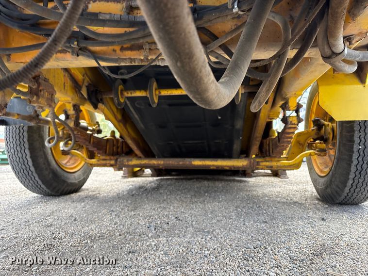image for item EU8653 1988 Athey 712-D windrow elevator