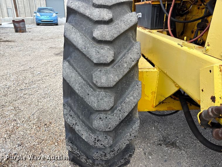 image for item EU8653 1988 Athey 712-D windrow elevator