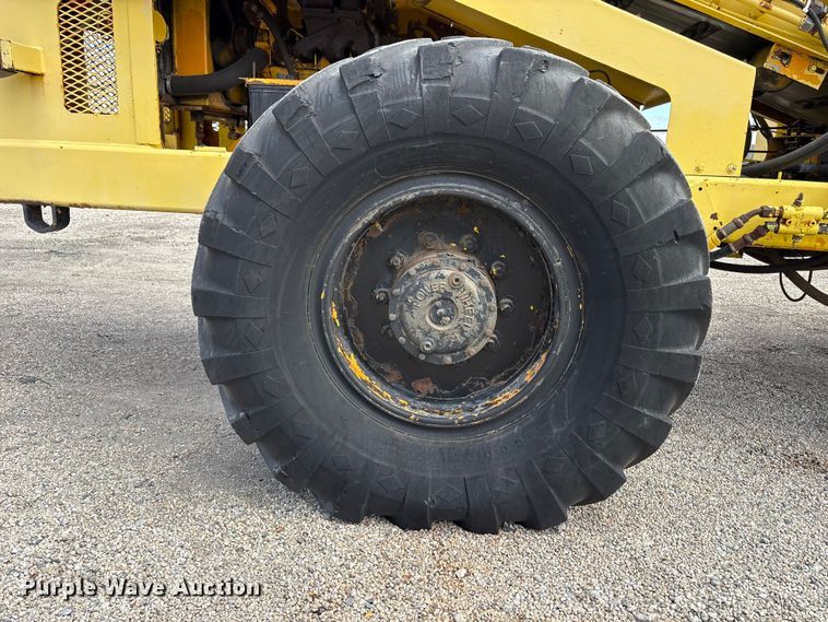 image for item EU8653 1988 Athey 712-D windrow elevator