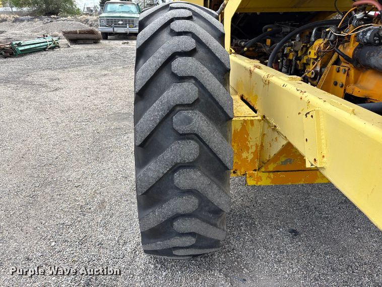 image for item EU8653 1988 Athey 712-D windrow elevator