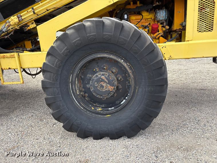 image for item EU8653 1988 Athey 712-D windrow elevator