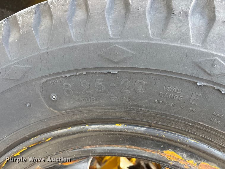 image for item EU8653 1988 Athey 712-D windrow elevator