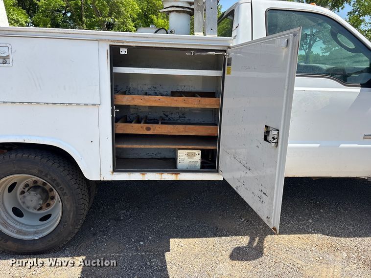 image for item EV2922 2006 Ford F450 Super Duty bucket truck