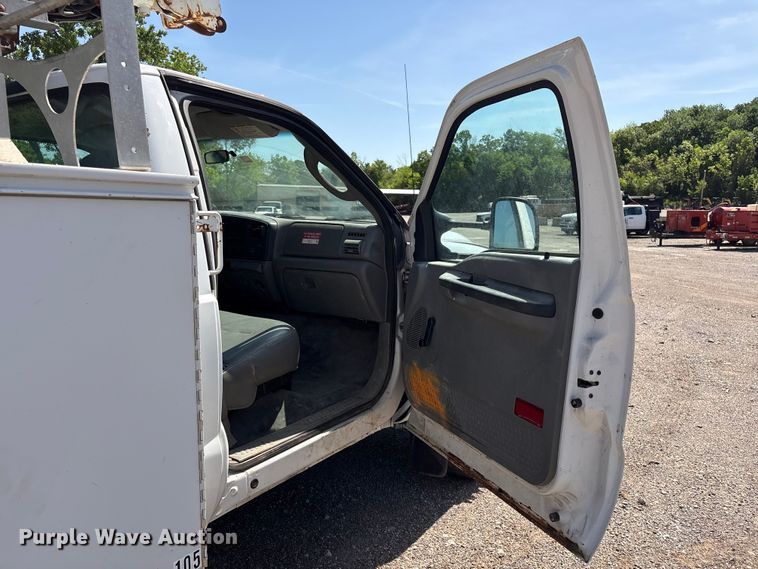 image for item EV2922 2006 Ford F450 Super Duty bucket truck