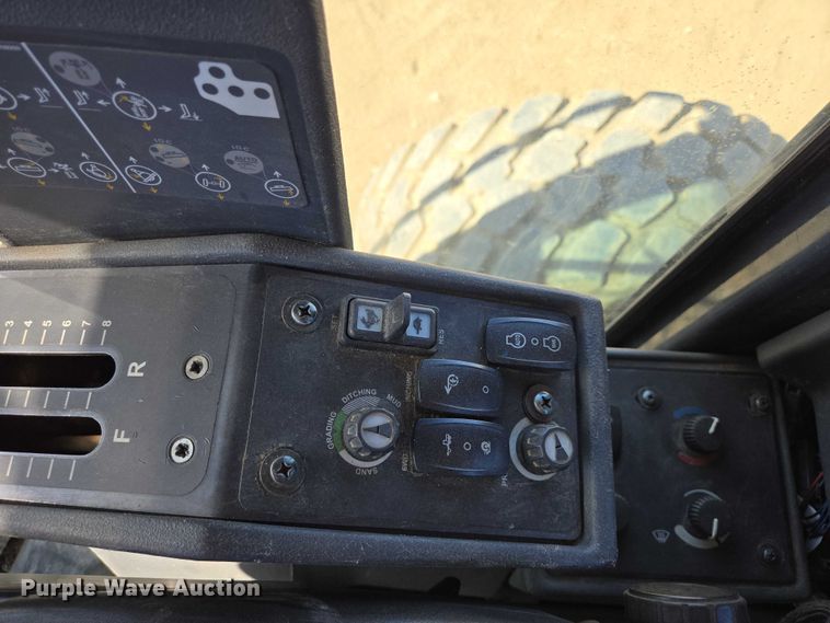 image for item EV5910 2010 John Deere 872GP motor grader