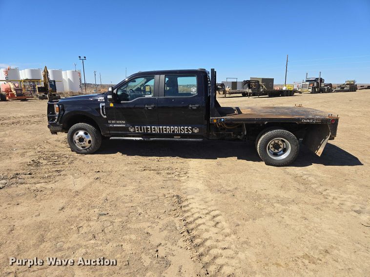 image for item EV5917 2022 Ford F350 Crew Cab flatbed pickup truck