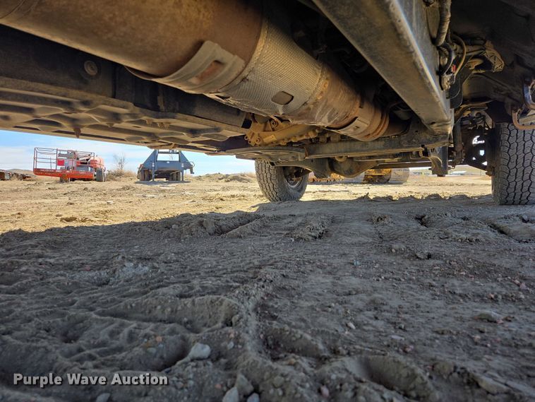 image for item EV5917 2022 Ford F350 Crew Cab flatbed pickup truck