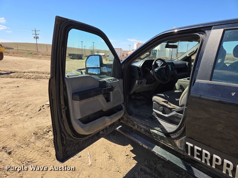 image for item EV5917 2022 Ford F350 Crew Cab flatbed pickup truck