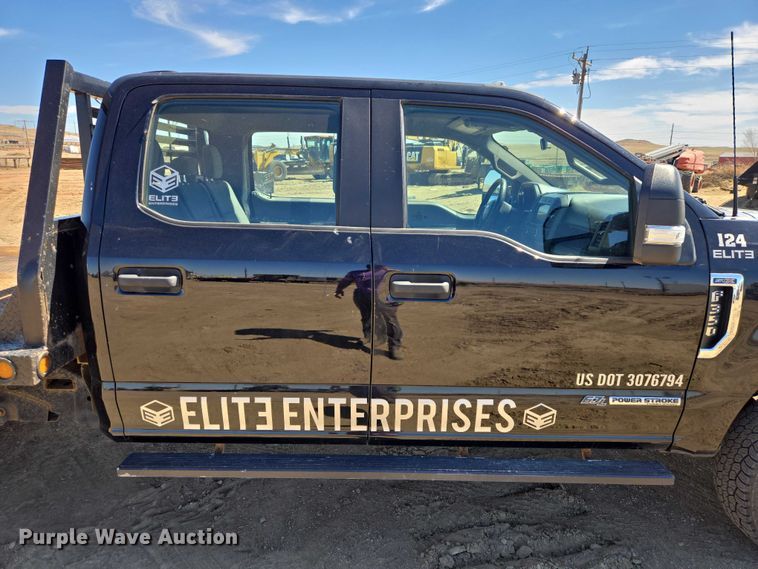 image for item EV5917 2022 Ford F350 Crew Cab flatbed pickup truck
