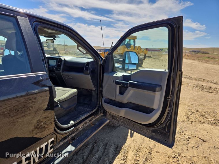 image for item EV5917 2022 Ford F350 Crew Cab flatbed pickup truck