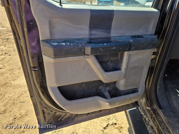 image for item EV5917 2022 Ford F350 Crew Cab flatbed pickup truck