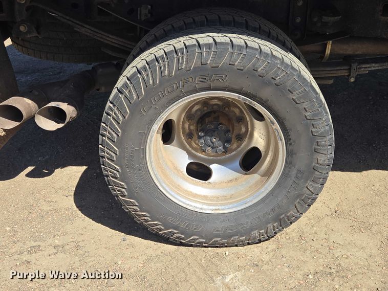 image for item EV5917 2022 Ford F350 Crew Cab flatbed pickup truck