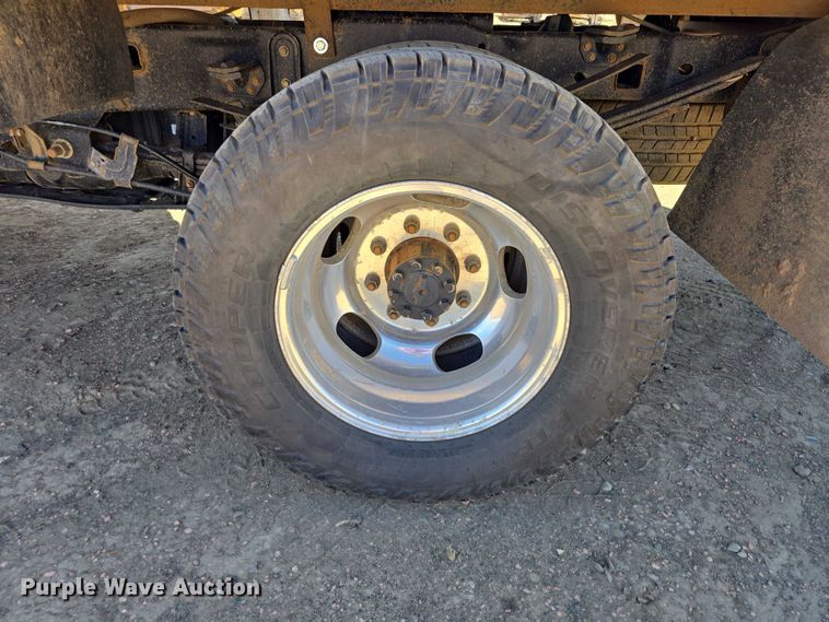 image for item EV5917 2022 Ford F350 Crew Cab flatbed pickup truck