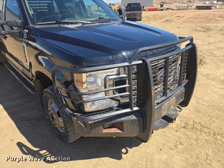 image for item EV5918 2022 Ford F350 Crew Cab flatbed pickup truck