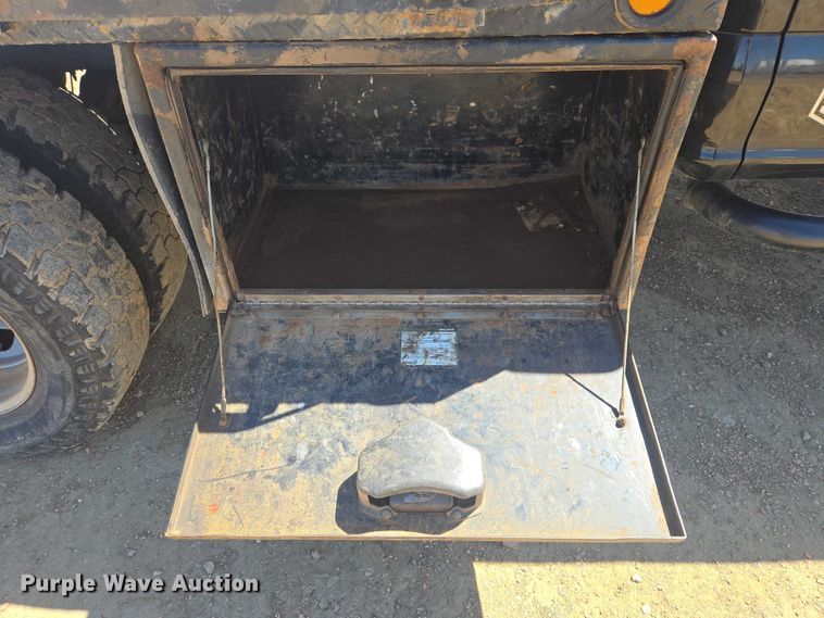 image for item EV5918 2022 Ford F350 Crew Cab flatbed pickup truck